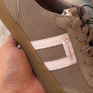 GBG Los Angeles Guess Women's Beige and White Sneakers